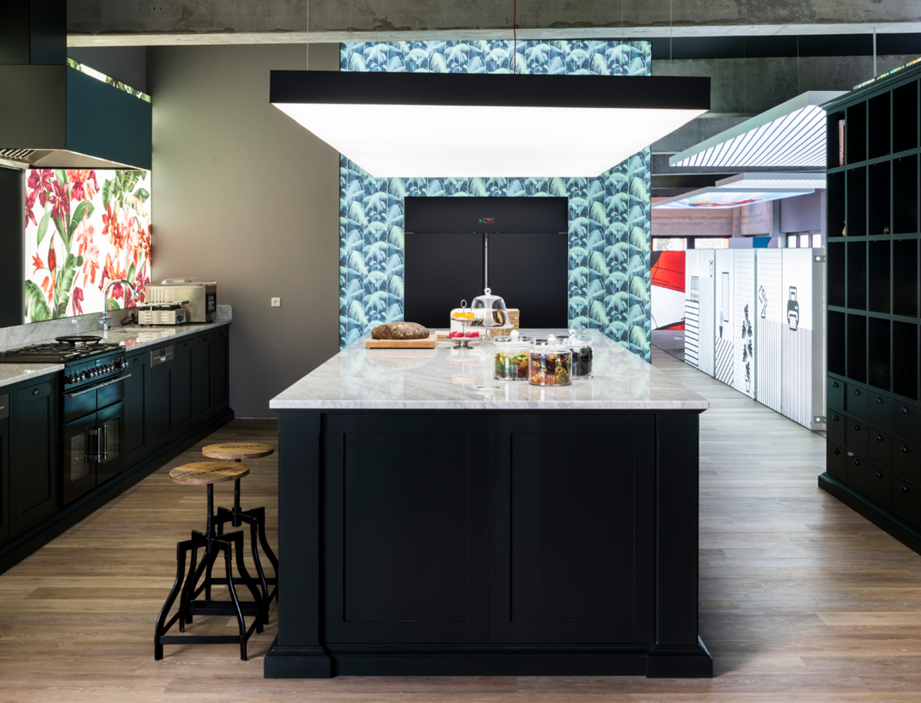 Leuchtkasten als Deckenabhängung 1 Leuchtkasten als Deckenabhängung 1